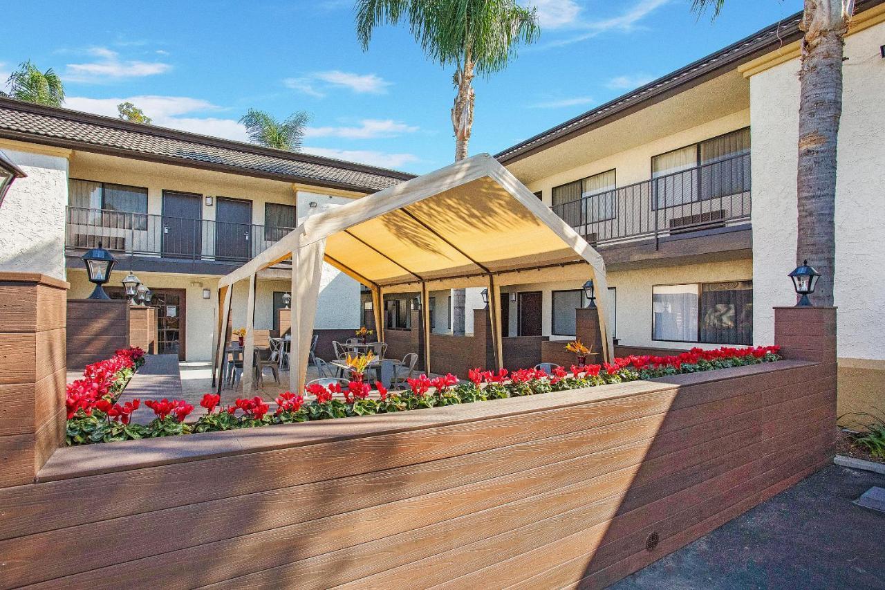 Stanford Inn & Suites Anaheim Exterior photo