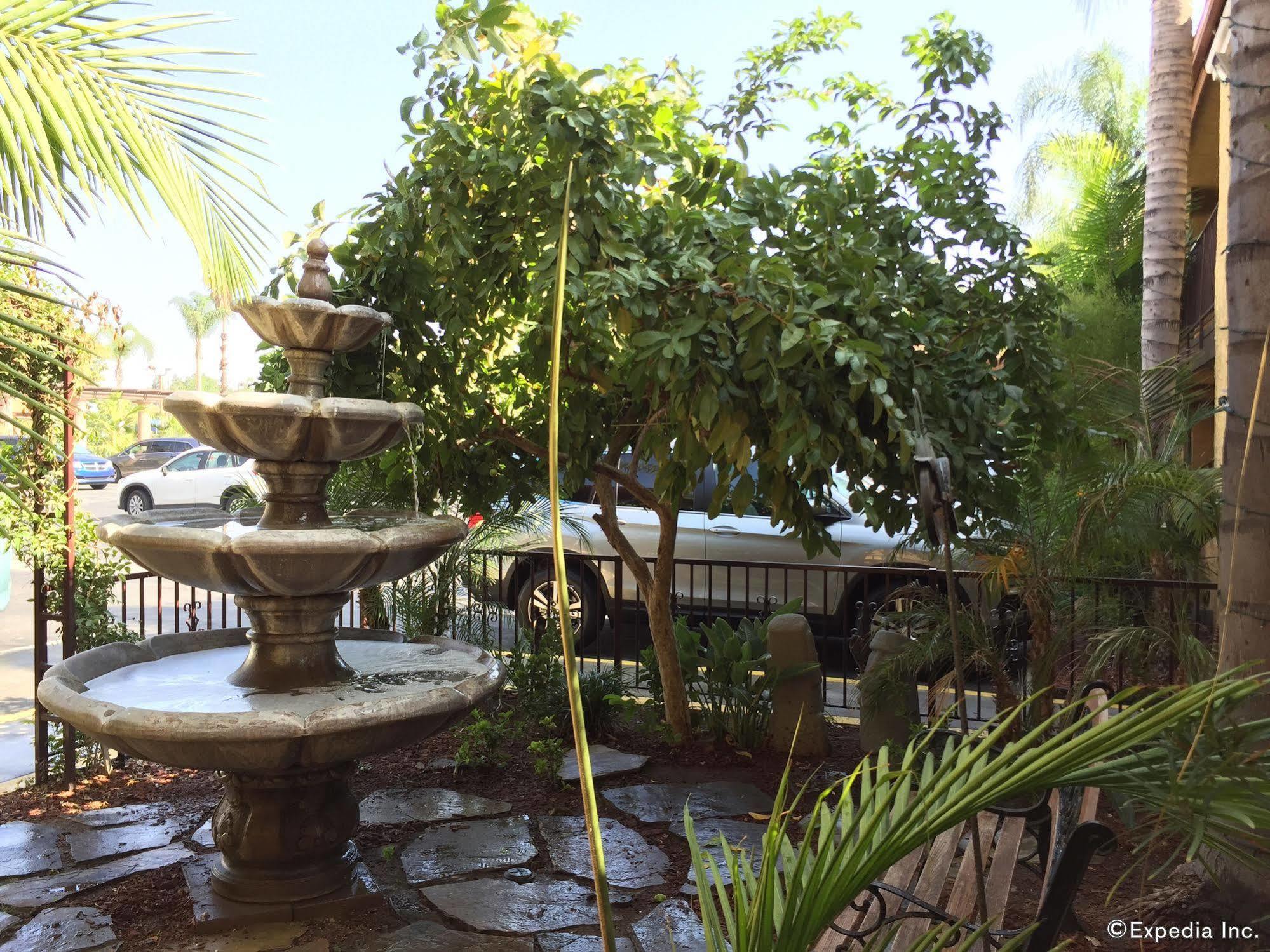 Stanford Inn & Suites Anaheim Exterior photo