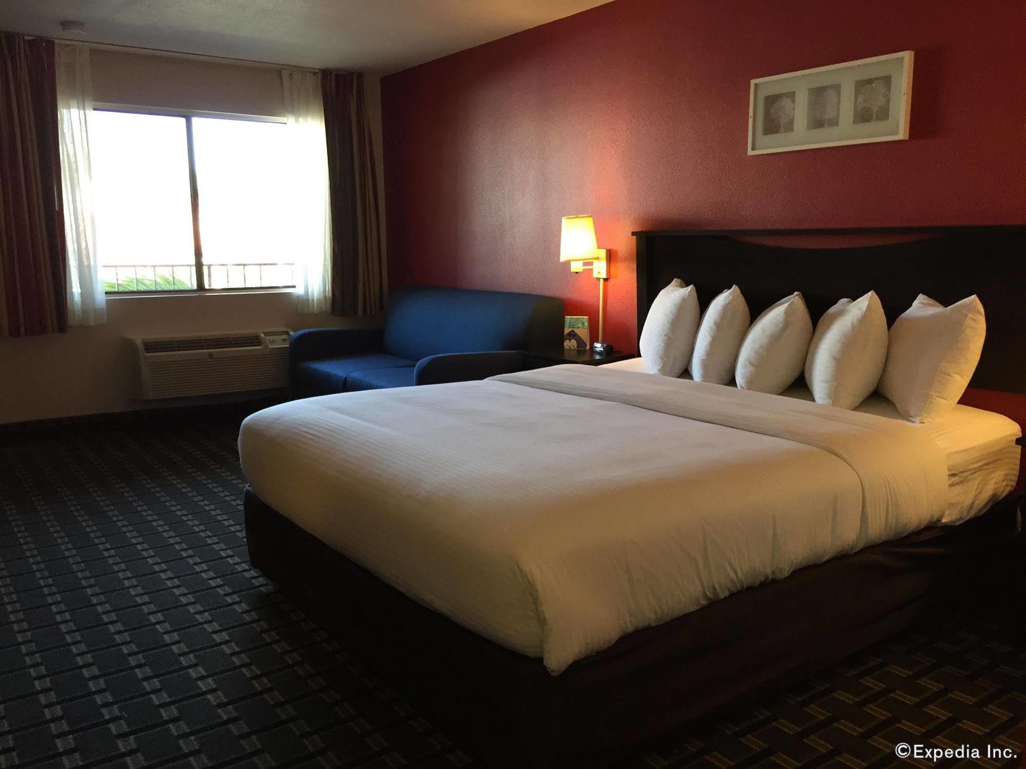 Stanford Inn & Suites Anaheim Exterior photo
